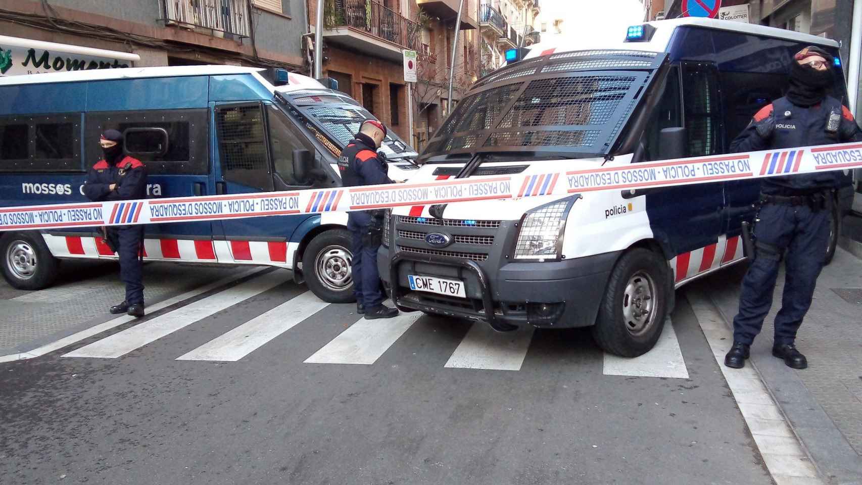 Cordón policial en un bloque de Sant Andreu / @stafe76