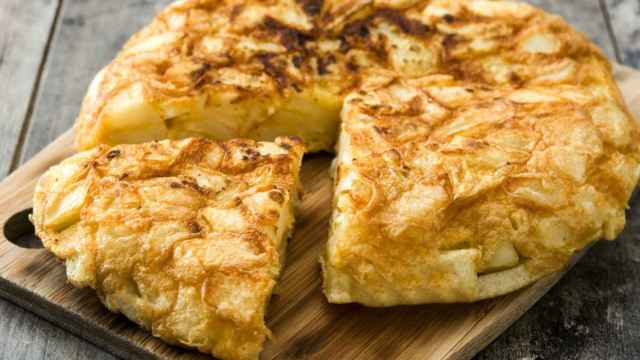 Tortilla de patatas sobre una madera / Archivo