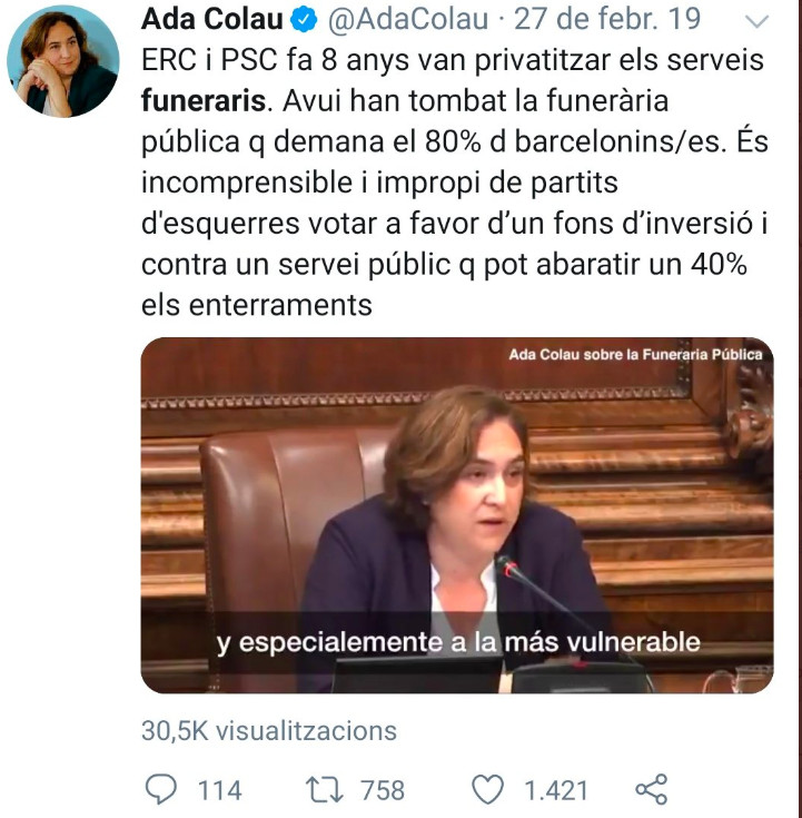 Tuit de Colau criticando la privatización de Servicios Funerarios de Barcelona, hace un año 