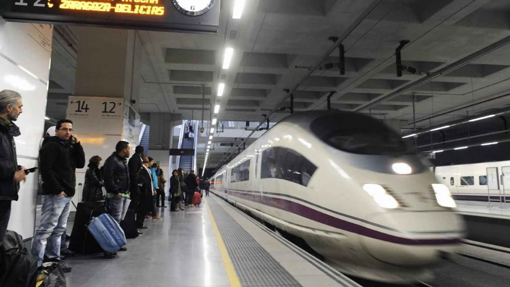 Un tren del AVE entrando en la estación de Sants de Barcelona / EFE