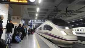 Un tren del AVE entrando en la estación de Sants de Barcelona / EFE