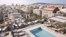 Terraza superior con piscina y tumbonas del Majestic Hotel&Spa de Barcelona