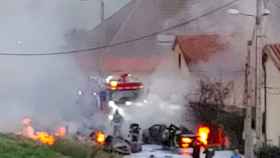 Bomberos intentan apagar el incendio tras el accidente en Noáin, Navarra / EP
