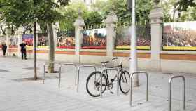 Una bicicleta atada con una cadena en una calle de Barcelona