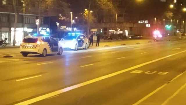 Coches de la Guardia Urbana durante el corte de la Meridiana / JORDI SUBIRANA