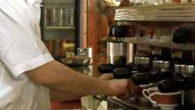 Un camarero hace un café en un bar en Barcelona / EFE