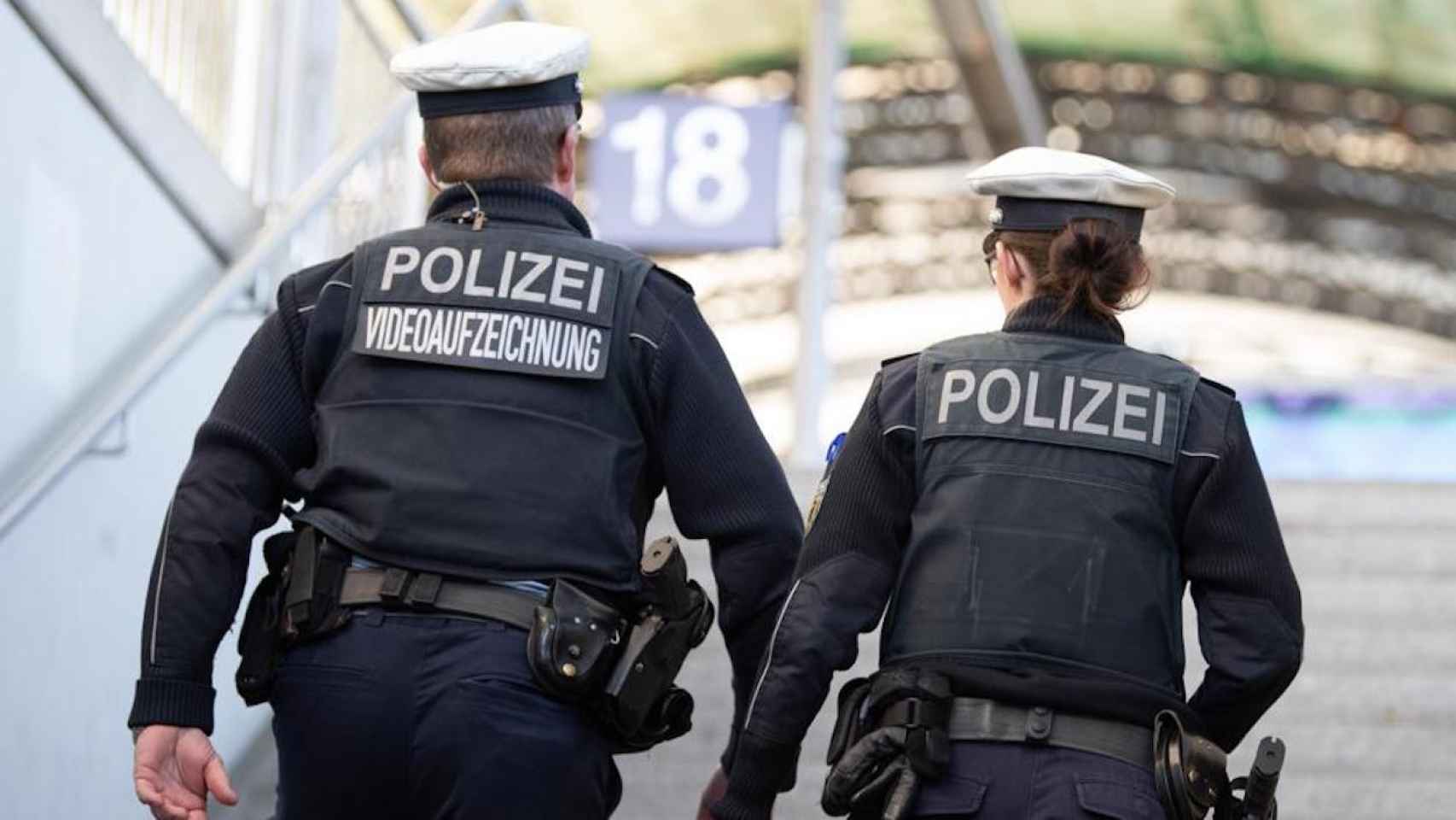 Agentes de la policía alemana que han acudido al atropello masivo en la ciudad de Volkmarsen / EUROPA PRESS