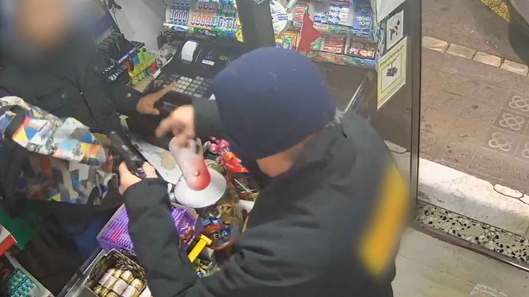 Imagen extraída de una cámara de seguridad de uno de los supermercados que atracaron los ladrones / MOSSOS D'ESQUADRA