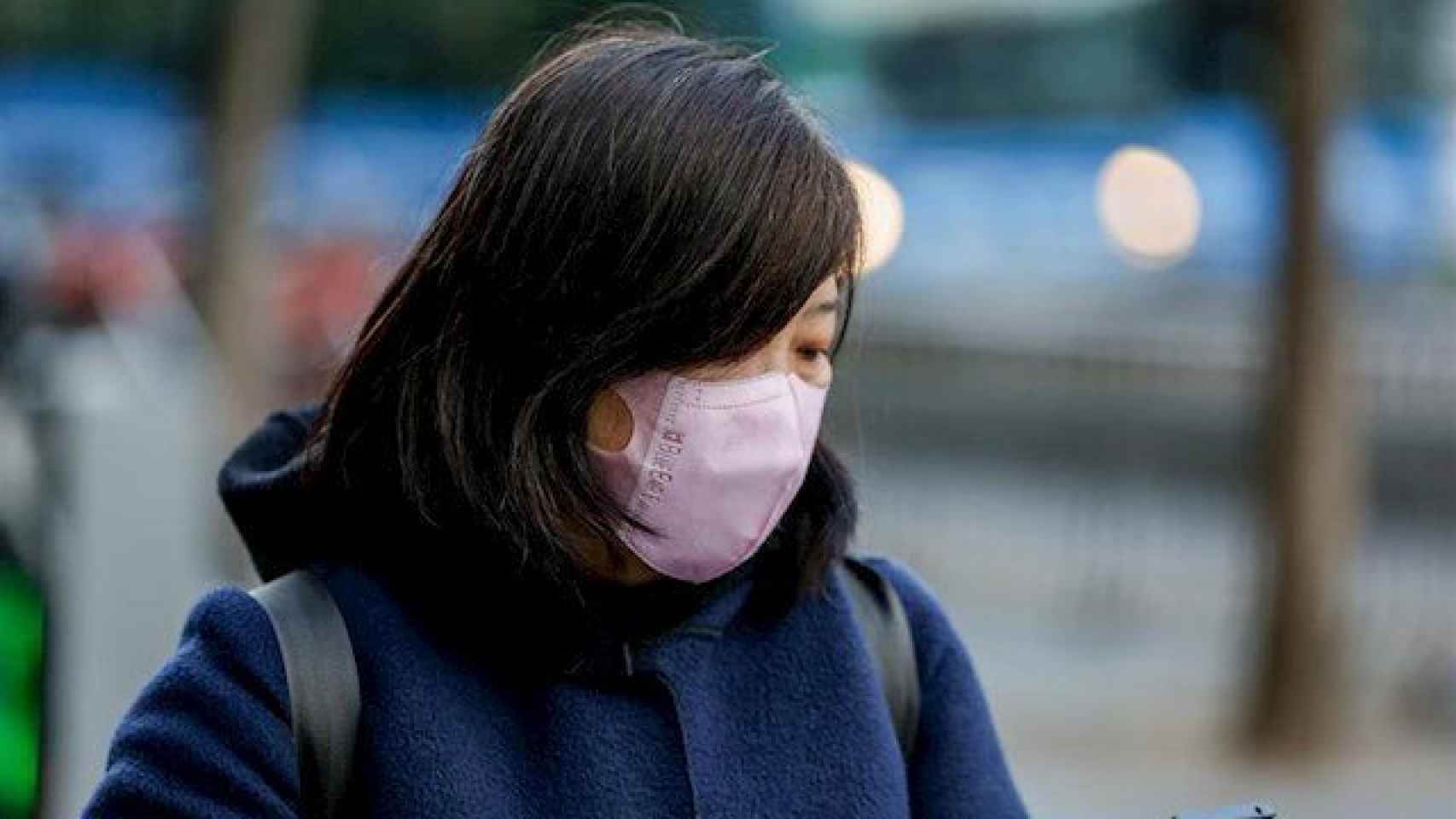 Una mujer china con mascarilla / EUROPA PRESS