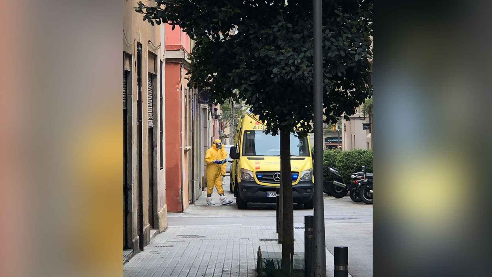 Un sanitario equipado con un traje especial para no contagiarse por coronavirus en el barrio de Gràcia de Barcelona / METRÓPOLI ABIERTA