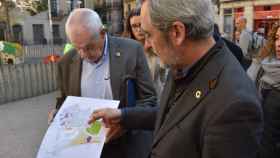 Coronas, acompañado de Maragall, señala con un mapa los principales focos de conflicto de Ciutat Vella / ERC