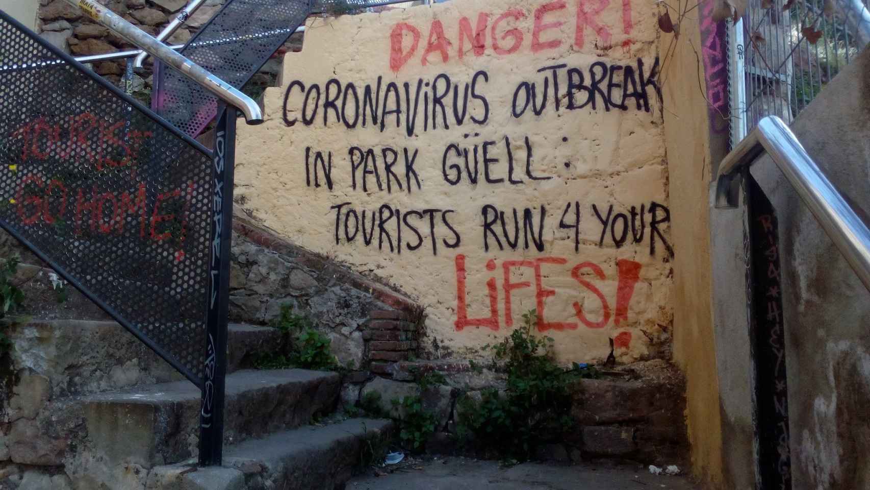 Pintada del coronavirus contra los turistas del Park Güell / @LEscorpiMetxa