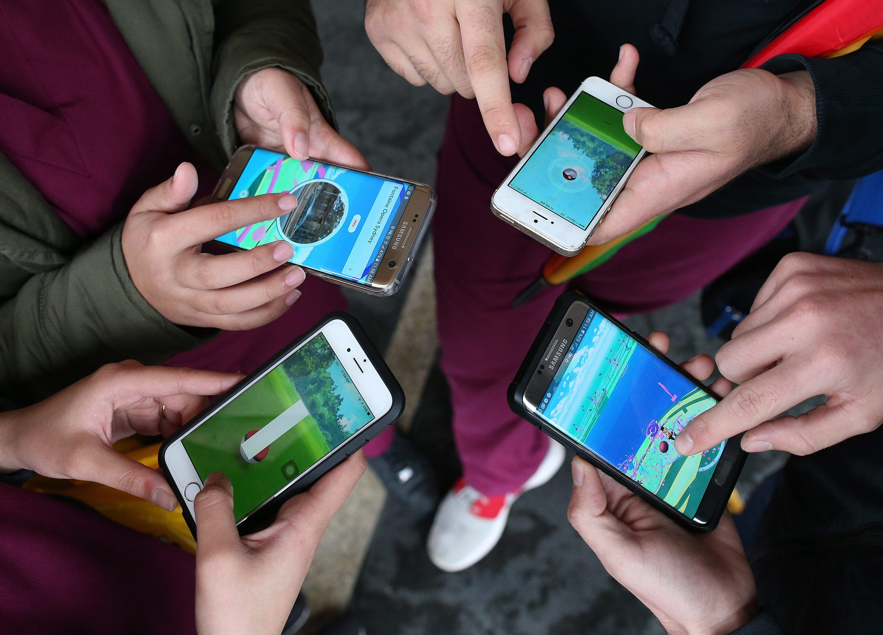 Adolescentes usando sus móviles, en una imagen de archivo / EFE