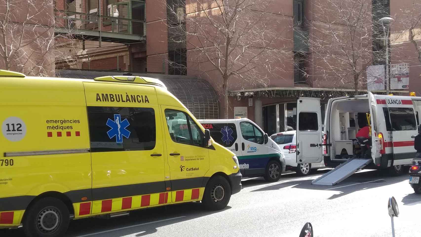 Ambulancias en una de las puertas del Hospital Clínic / JORDI SUBIRANA