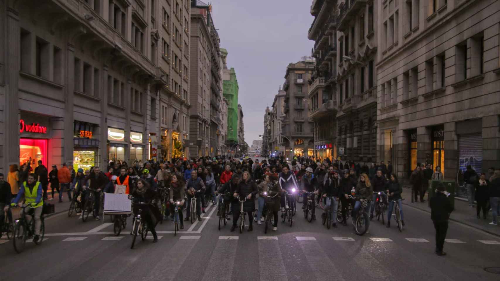 Los ciclistas han ocupado la Via Laietana este viernes /  @bacc_cat