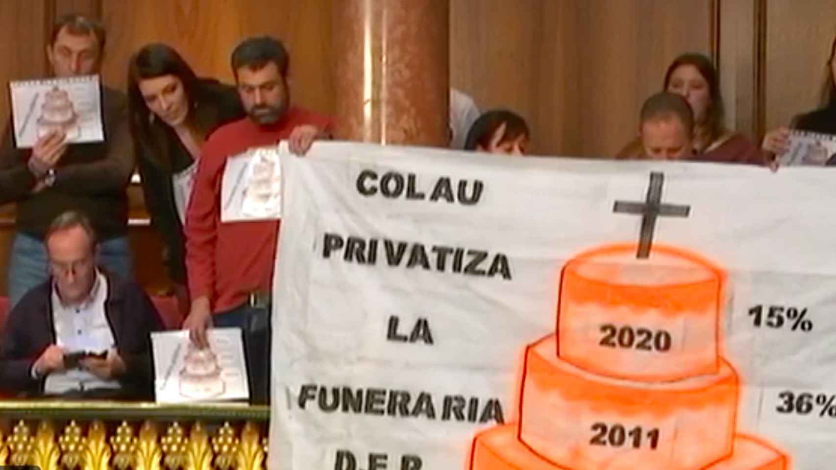 Protesta de los trabajadores de Servicios Funerarios de Barcelona en el pleno / AYUNTAMIENTO DE BARCELONA