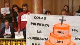 Protesta de los trabajadores de Servicios Funerarios de Barcelona en el pleno / AYUNTAMIENTO DE BARCELONA
