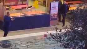 Un turista británico se baña en una fuente del centro comercial Splau