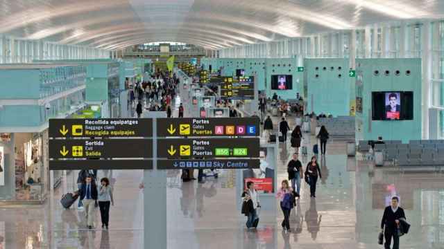 Interior de la Terminal 1 del Aeropuerto de Barcelona-El Prat / EFE