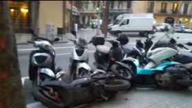 Motos tiradas al suelo en Barcelona / MA
