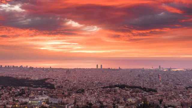 Amanecer en Barcelona desde el Observatori Fabra / ALFONS PUERTAS