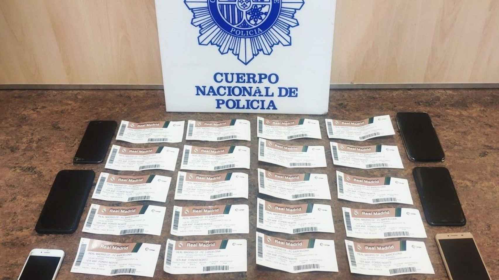 Entradas falsas del Clásico Madrid -Barça requisadas por la Policía Nacional