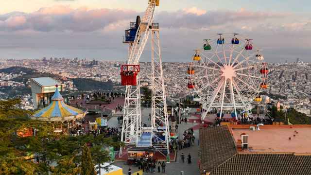 Panorámica del parque de atracciones Tibidabo con Barcelona de fondo