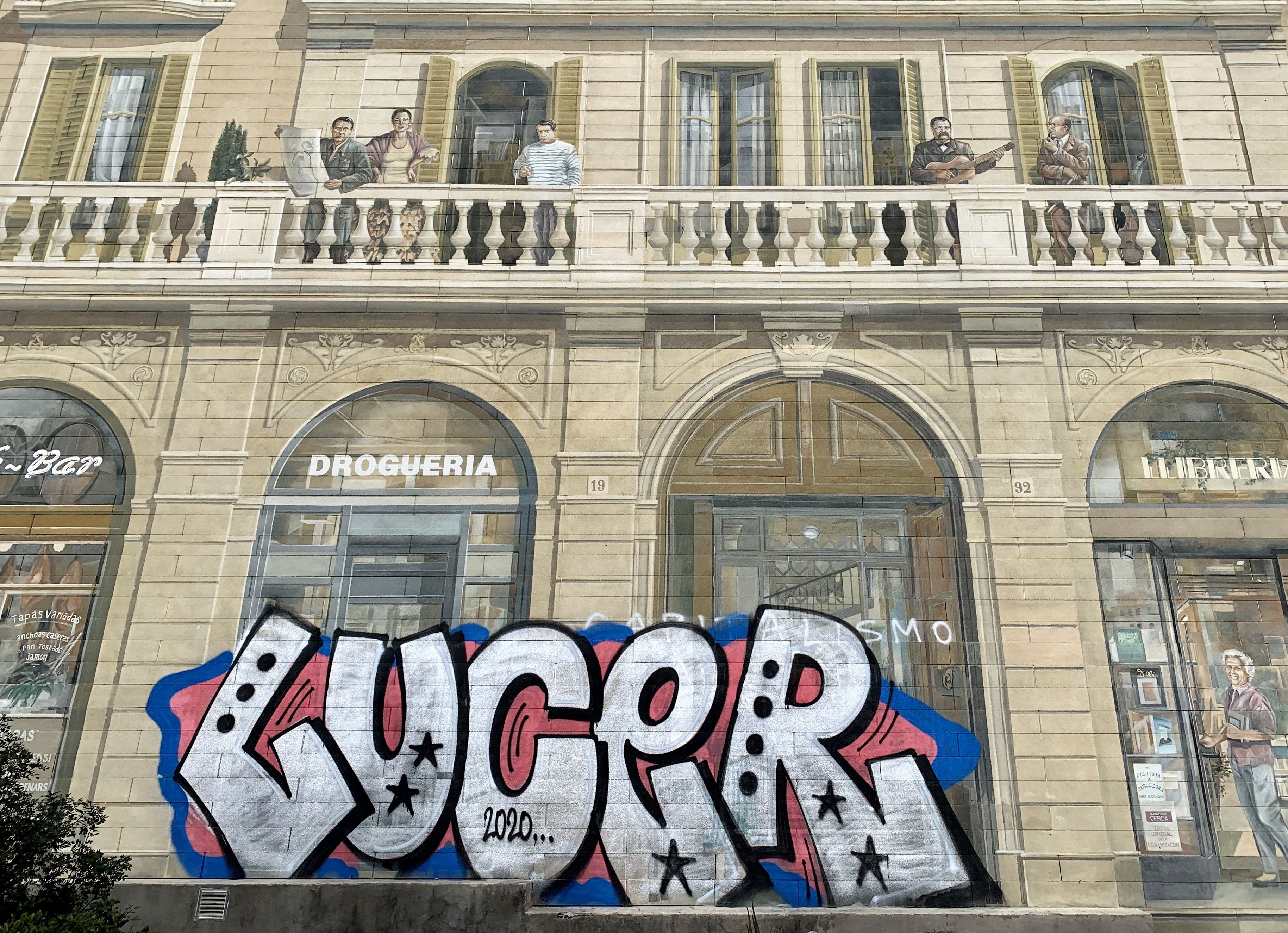 Un grafiti sobre la fachada de 'Balcons de Barcelona' en una imagen de archivo / TWITTER BARCELONA SINGULAR