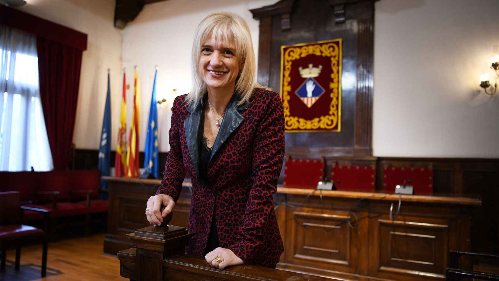 La alcaldesa de Esplugues, Pilar Díaz, en la sala de plenos del Ayuntamiento de Esplugues / METRÓPOLI - LENA PRIETO