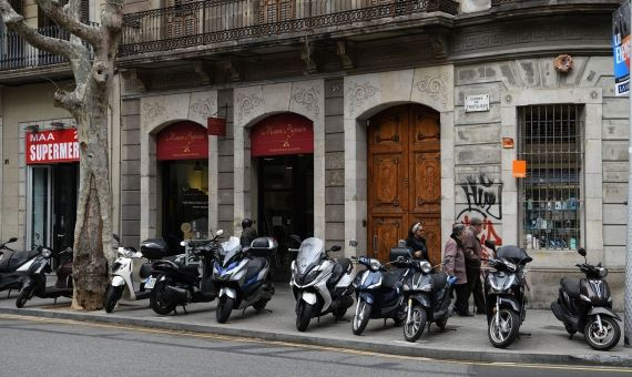 Motocicletas mal aparcadas en la calle Trafalgar / LENA PRIETO