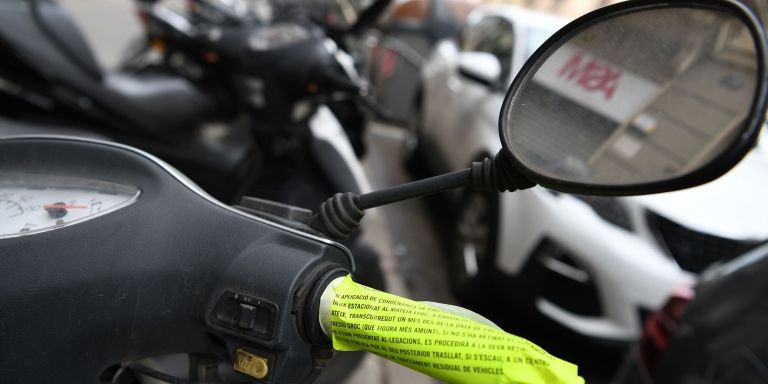 Una moto es multada por el Ayuntamiento de Barcelona en el centro de la ciudad / LENA PRIETO