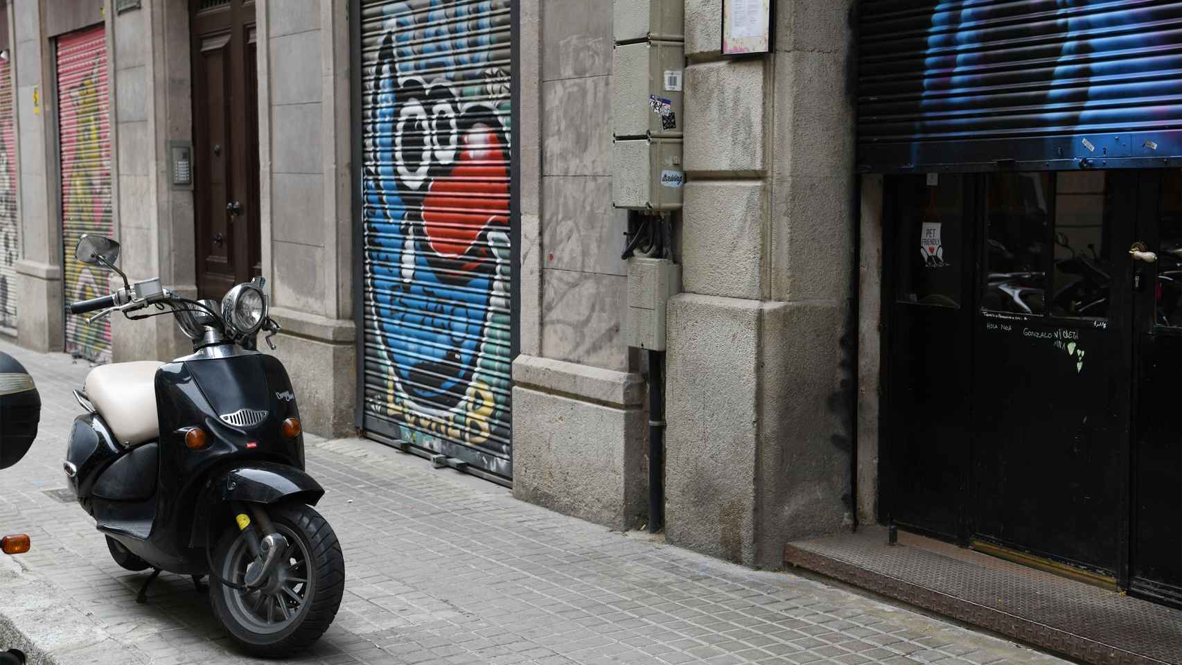 Una moto mal aparcada en la calle Trafalgar de Barcelona / LENA PRIETO