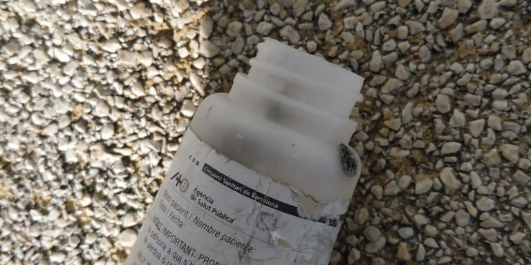 Envase usado por un drogodependientes tirado en el suelo