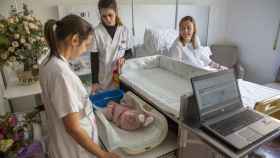 Imagen de unos padres con su recién nacido en la nueva unidad del Hospital El Pilar