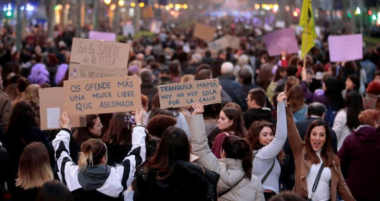 Vista de la marcha feminista celebrada el 8M en Barcelona con motivo del Día Internacional de la Mujer / EFE