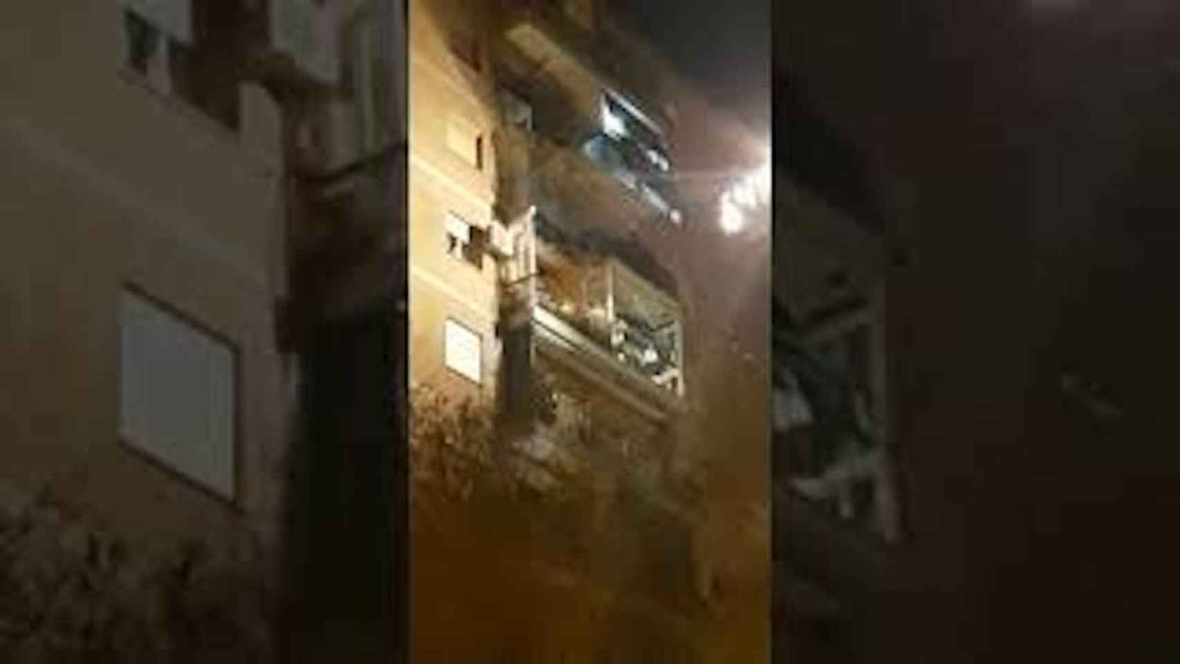 Captura de pantalla del vídeo de un vecino donde se muestran los instantes posteriores al derrumbe de los balcones