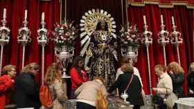 Unos feligreses besan una talla del Jesús de Medinaceli en una misa / EUROPA PRESS