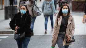 Mujeres con mascarillas por Barcelona, para protegerse del Covid-19  / EUROPA PRESS