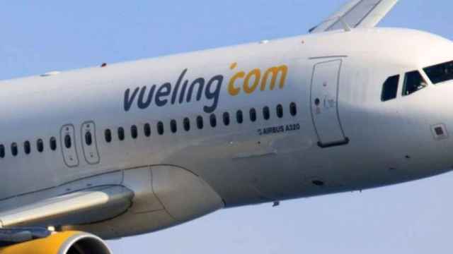 Un avión de la compañía Vueling en Barcelona / ARCHIVO