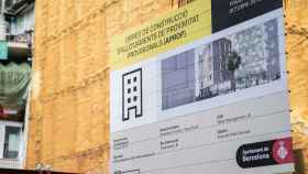 Cartel que anuncia la construcción de pisos contenedor en Ciutat Vella, el pasado agosto / AYUNTAMIENTO DE BARCELONA