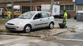 Las piedras de la empresa Proquibasa cuyos trabajadores ha resultado afectados, en la Verneda, han dañado algún vehículo aparcado en los alrededores / G.A