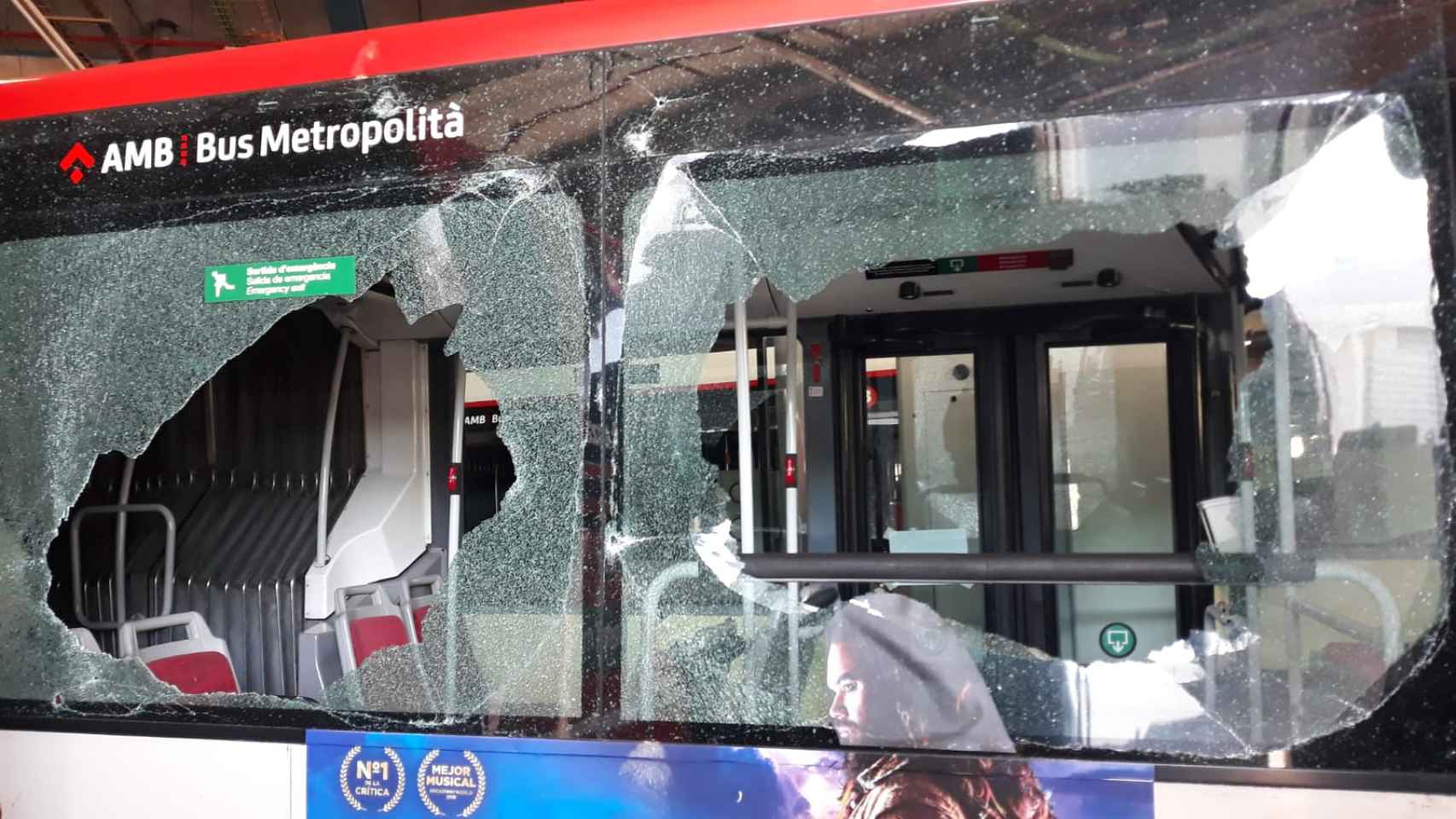 Las ventanas de bus, destrozadas tras la explosión de la Verneda / CEDIDA