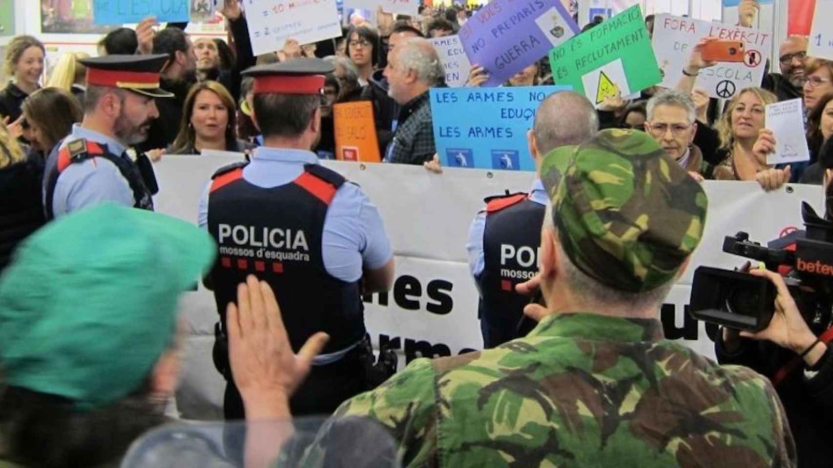 Protesta antimilitar el año pasado en el Saló de l'Ensenyament