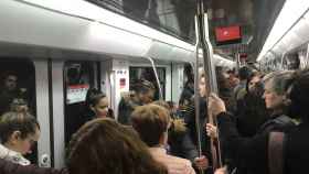 Imagen de un vagón de la línea 5 del metro de Barcelona en hora punta / DF