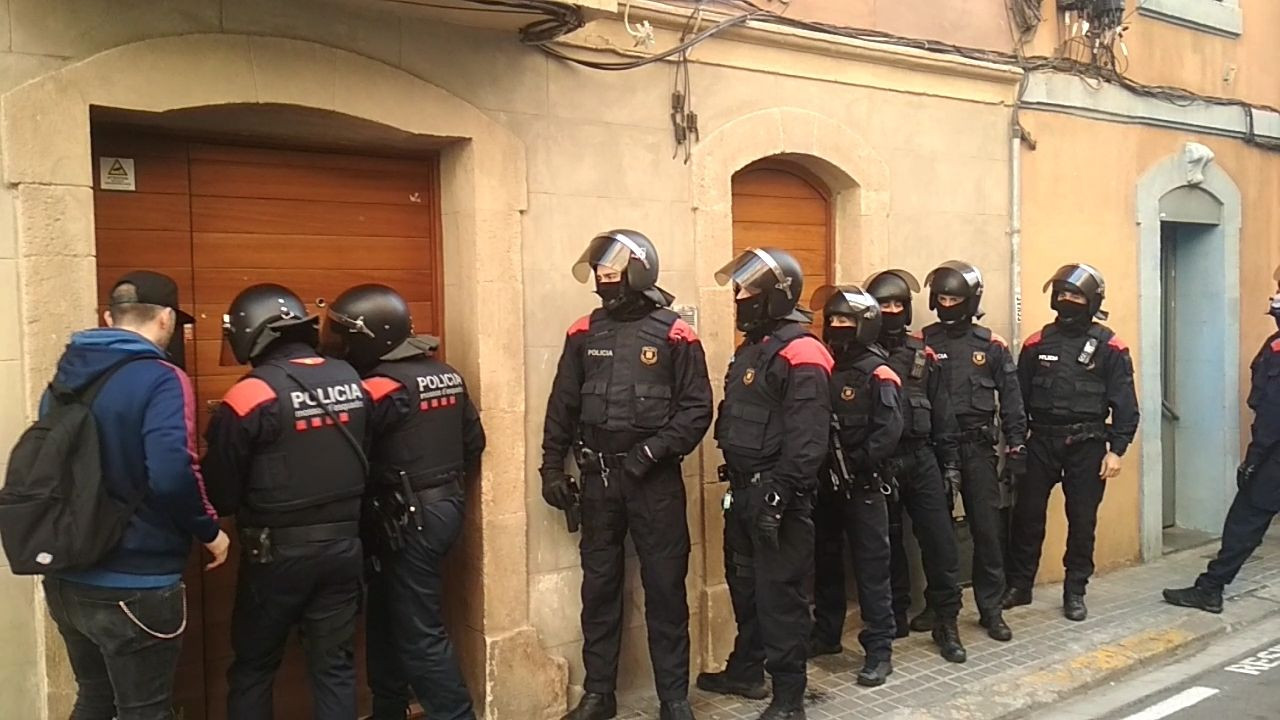 Agentes de los Mossos en un operativo antidroga en Barcelona / ARCHIVO
