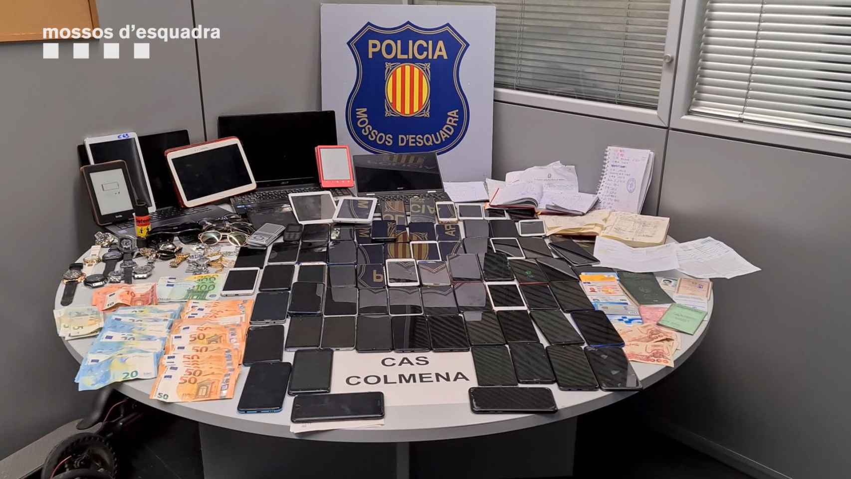 Teléfonos y otros dispositivos en dependencias policiales / Mossos d'Esquadra