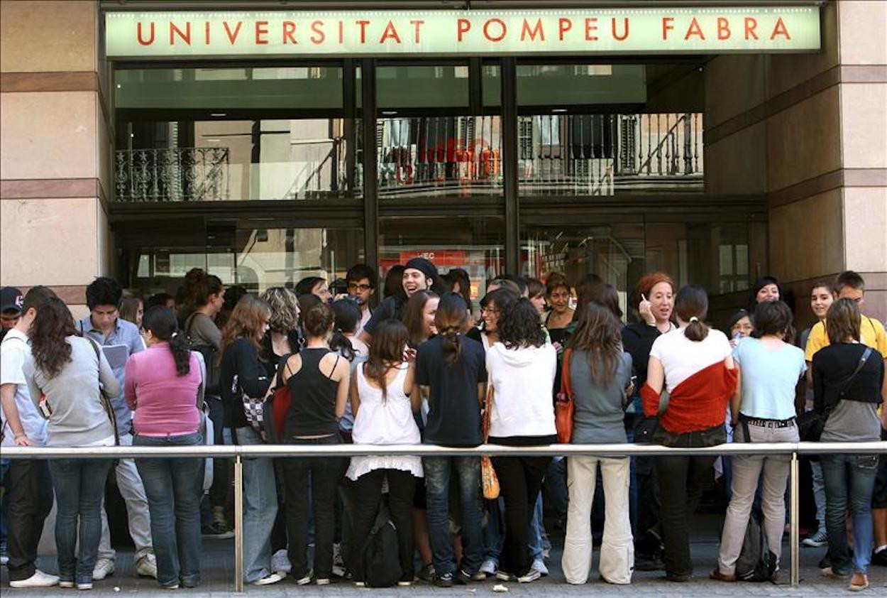 Un grupo de estudiantes en la Universidad Pompeu Fabra de Barcelona. EFE/