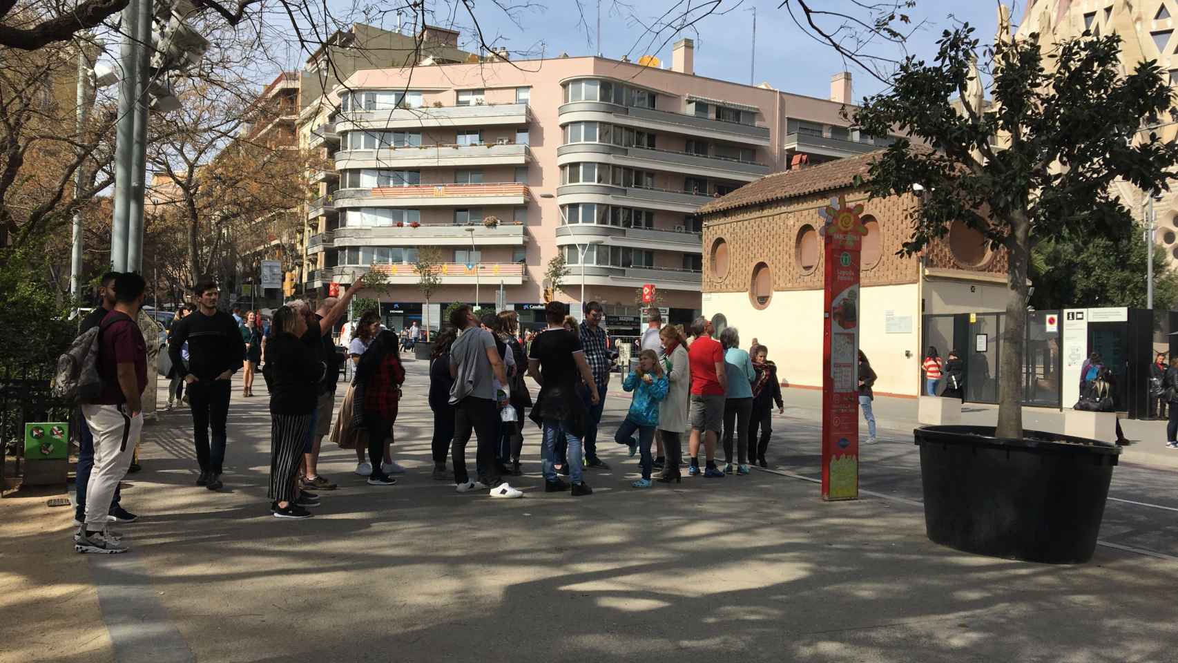 Los turistas hacen cola en una parada del bus turístico, frente a la Sagrada Familia / RP