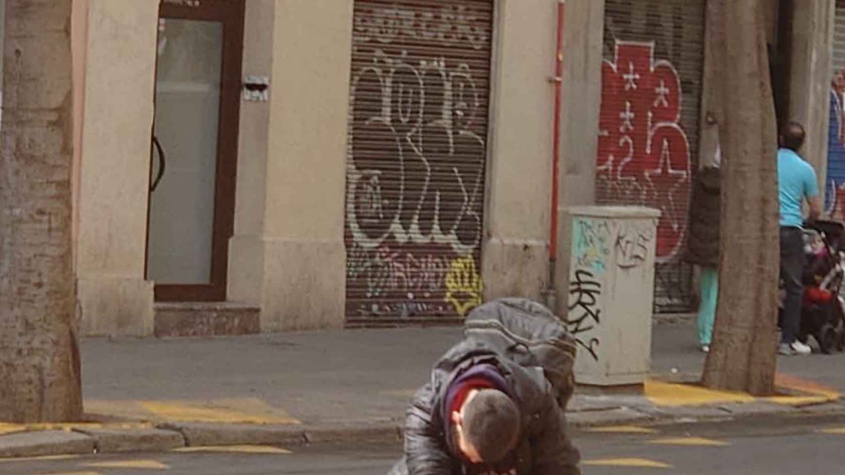 Un hombre se inyecta droga en el barrio de Sant Antoni / SANT ANTONI VIGILA