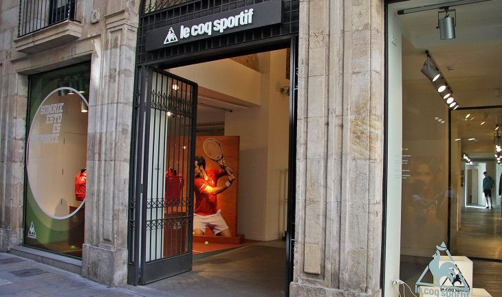 Exterior de la tienda Le Coq Sportif situada en la calle Boters de Barcelona